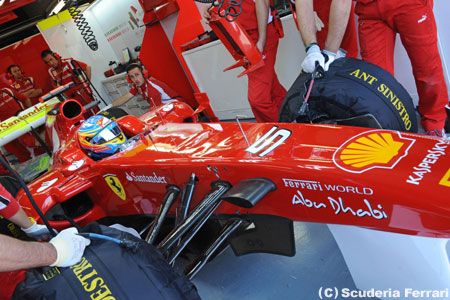 フェラーリ新車、ノーズには不細工な突起か