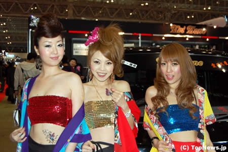 kei zoneブースのコンパニオン＝東京オートサロン