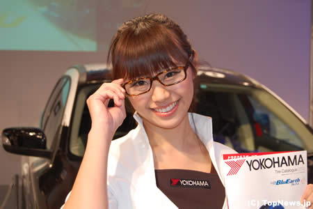 ヨコハマタイヤのメガネ美人＝東京オートサロン