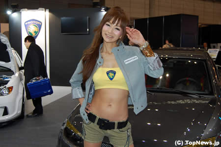 プロトンのコンパニオン＝東京オートサロン