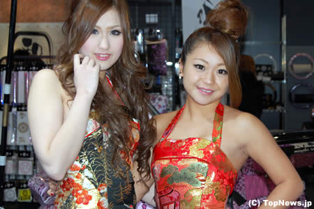 アールプライドの和風セクシードレス美女＝東京オートサロン