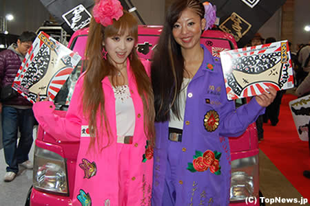 はろーすぺしゃるのコンパニオン、気合いは十分！＝東京オートサロン