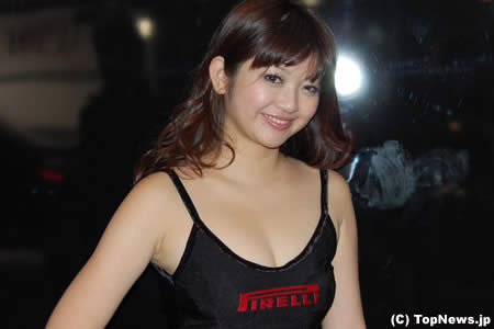 ピレリのコンパニオン1＝東京オートサロン