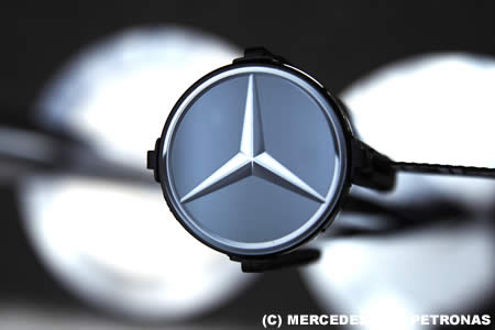 メルセデスAMG、21日に新車W03をお披露目