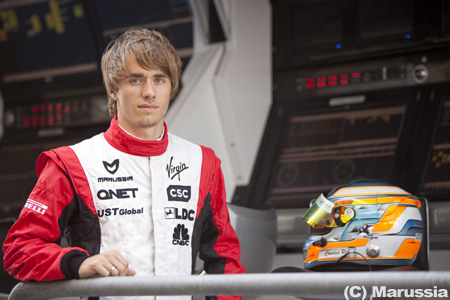 シャルル・ピックを取り巻く環境に不満をもらすマネジャー