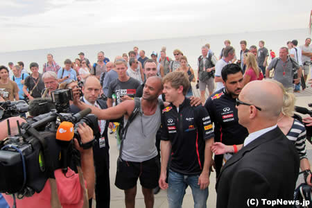 セバスチャン・ベッテル、イベント中にもファンと笑顔で写真撮影＝F1オーストラリアGP