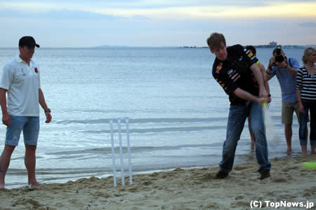 セバスチャン・ベッテル、クリケットを楽しむ＝F1オーストラリアGP