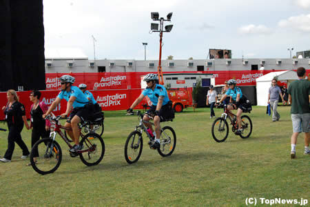 F1オーストラリアGP、地元警察は自転車でパトロール　その1