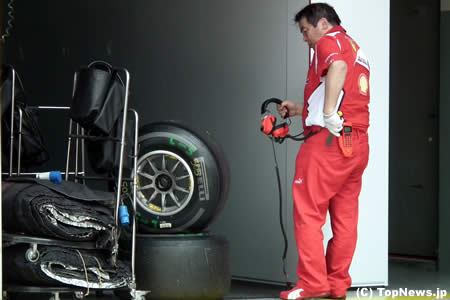 タイヤを見つめるフェラーリ浜島裕英氏＝F1マレーシアGP