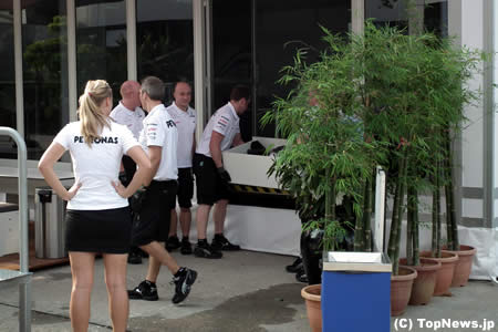 ロータスのパドック火災でメルセデスAMGもお引っ越し＝F1マレーシアGP　その2