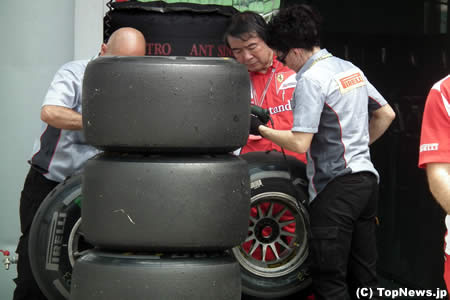 タイヤの状態を確認するフェラーリ浜島裕英氏＝F1マレーシアGP　その1