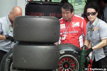 タイヤの状態を確認するフェラーリ浜島裕英氏＝F1マレーシアGP　その2