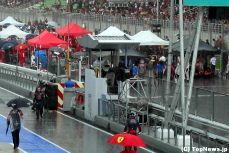 大雨のためグリッド上にテント設置＝F1マレーシアGP