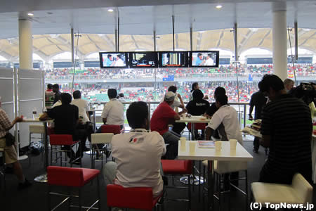 F1マレーシアGP、突然の雨にも動じない現地メディア