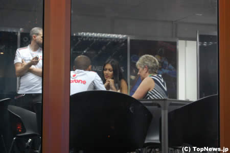 F1マレーシアGP後のルイス・ハミルトン＆ニコール・シャージンガー　その2