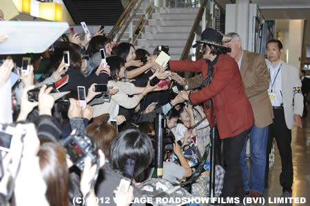 【映画】ジョニー・デップ来日。空港にも大勢のファン『ダーク・シャドウ』ジャパンプレミア