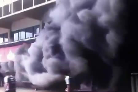 【動画】ウィリアムズのピット火災、消火活動の様子