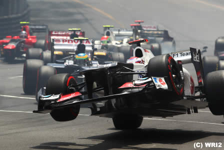 【画像】宙を舞う小林可夢偉＝F1モナコGP