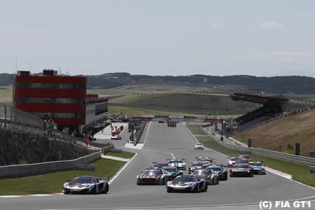 【動画】FIA GT1第3戦ナバラ、マコウィッキ／デュッセルドルフ組のマクラーレンMP4-12Cが優勝