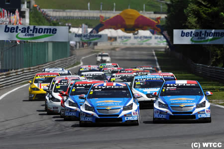 WTCC第6戦オーストリア、ロバート・ハフとステファノ・ダステが優勝