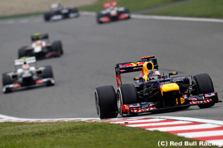 レッドブル、ザウバーやウィリアムズが速さを見せる現状に困惑