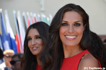 F1ヨーロッパGP、グリッドガールの衣装は情熱の赤　その1