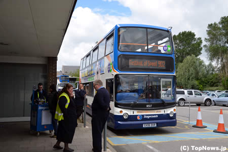 最寄りの駅からはバスで＝グッドウッド2012