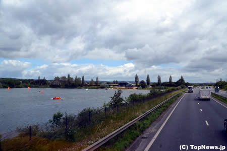 途中のきれいな湖＝グッドウッド2012