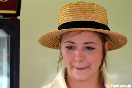 フードコーナーのお姉さん＝グッドウッド2012