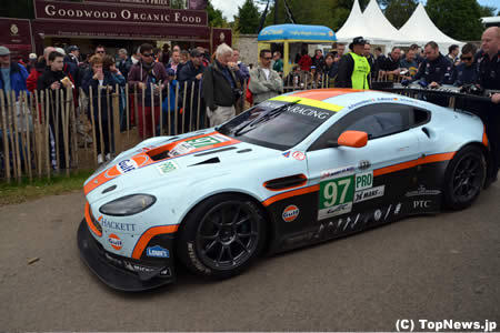 ヒルクライムに臨むアストンマーチン＝グッドウッド2012