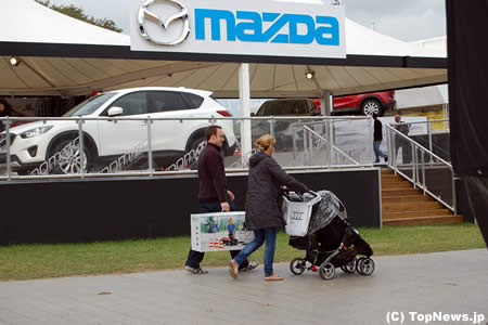 クルマのおもちゃを買って帰る家族＝グッドウッド2012