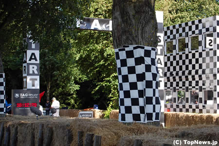 スタート地点でクルマをチェック＝グッドウッド2012