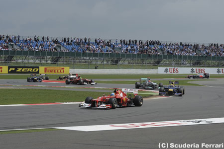 悪天候に見舞われるシルバーストンを擁護するF1のボス