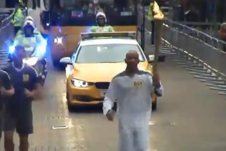 【動画】ルイス・ハミルトン、聖火リレー参加で感動