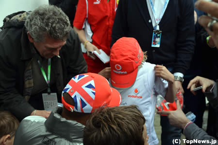 子どもにサインするルイス・ハミルトン＝F1イギリスGP