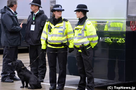 パドックの警察と警察犬＝F1イギリスGP