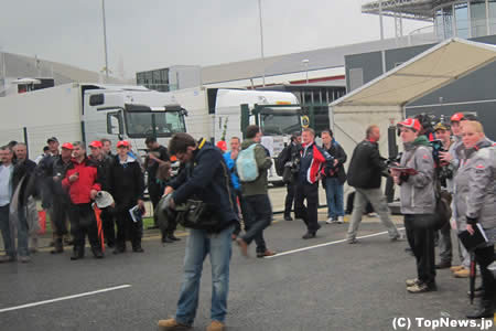 ドライバーの登場を待つファン＝F1イギリスGP