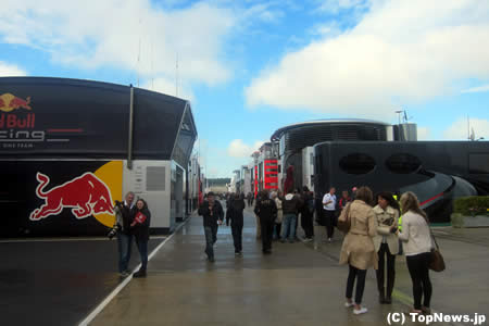 パドックの雰囲気　レッドブルのモーターホーム＝F1イギリスGP