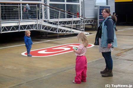 レッドブルのモーターホーム前で遊ぶ子どもたち＝F1イギリスGP