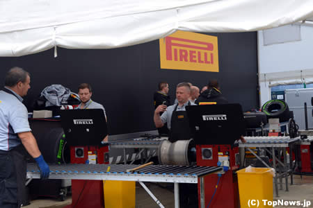 タイヤをホイールに装着するピレリスタッフ＝F1イギリスGP