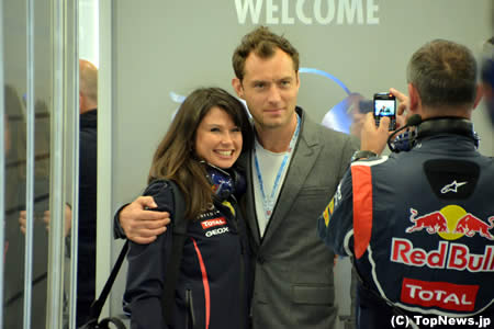 ジュード・ロウ、レッドブルのスタッフと記念撮影＝F1イギリスGP