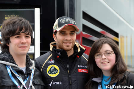 パドックに招待された病院の子どもたち＝F1イギリスGP