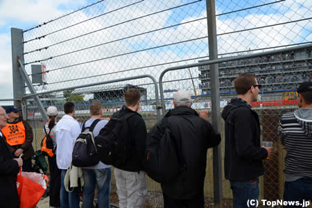 金網にかじりついて観戦＝F1イギリスGP