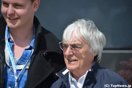 笑顔で記念撮影に応じるF1ボス　その2＝F1イギリスGP