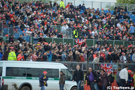 大雨を耐え抜いたイギリスのファンに称賛の声