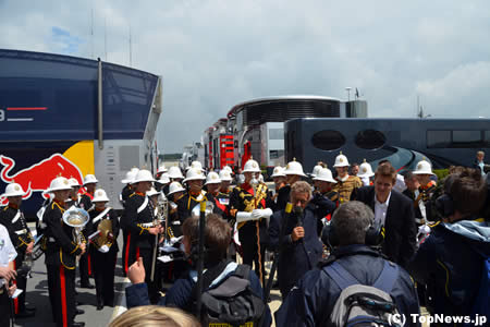決勝直前には演奏隊がテレビ出演＝F1イギリスGP