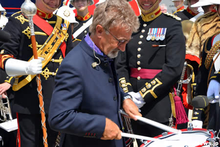 エディ・ジョーダン、ドラムの腕前を披露＝F1イギリスGP