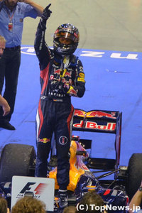 【画像】優勝のベッテル、マシンを降りてガッツポーズ
