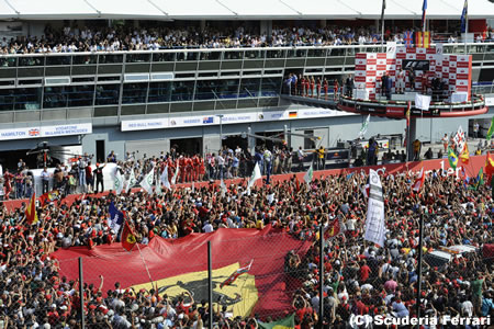 モンツァの表彰台が苦手なバトン