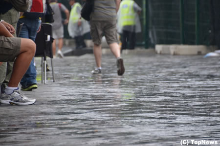 シンガポールGP開幕直前、現地は雷雨